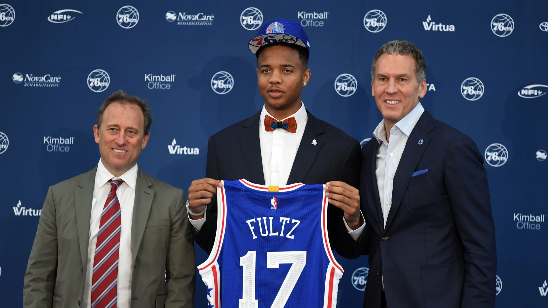 Joshua Harris (izquierda), Markelle Fultz (centro) y Bryan Colangelo (derecha) Joshua Harris (izquierda), Markelle Fultz (centro) y Bryan Colangelo (derecha)