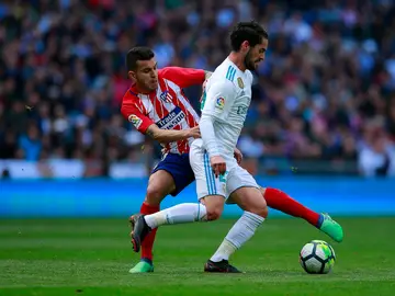 Lucas Hernández intenta robar el balón a Isco Lucas Hernández intenta robar el balón a Isco