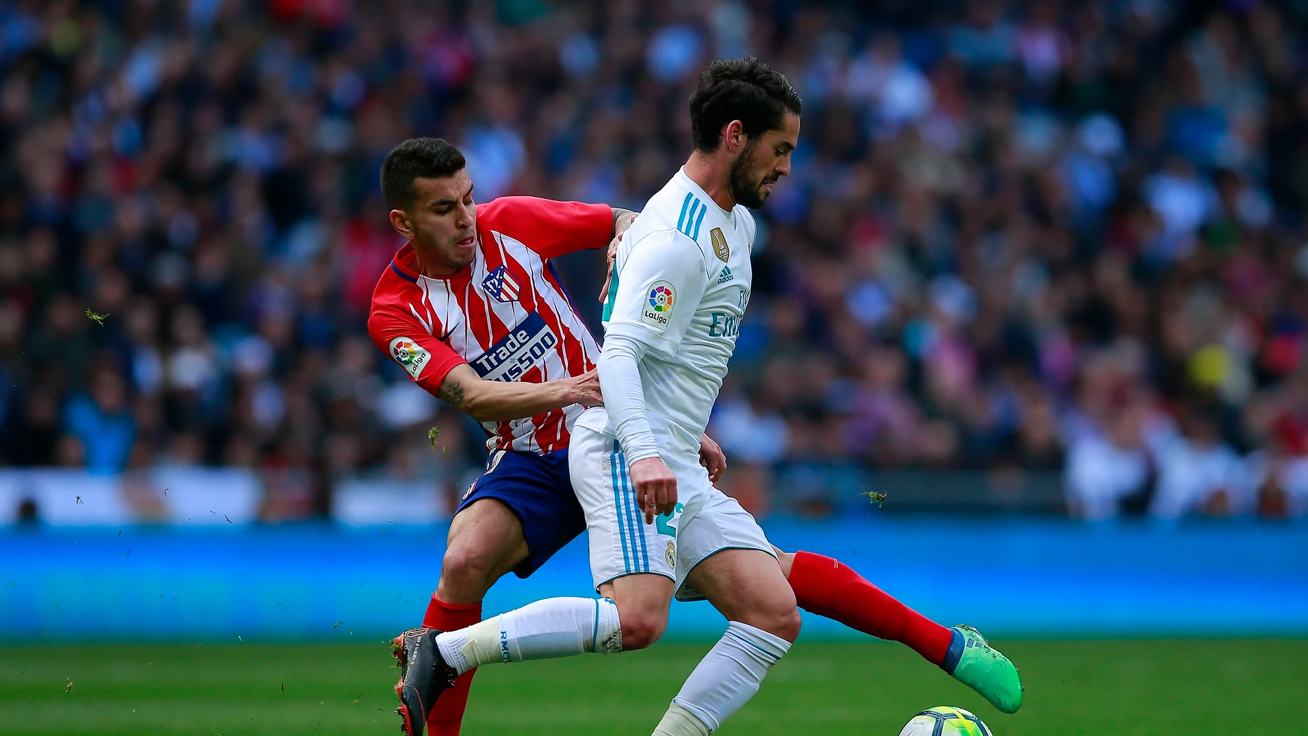 Lucas Hernández intenta robar el balón a Isco Lucas Hernández intenta robar el balón a Isco
