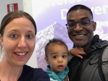 Lindsay Gottlieb, junto a su hijo y su marido