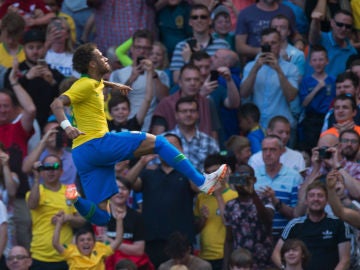 Neymar celebra un gol con Brasil