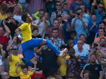 Neymar celebra un gol con Brasil Neymar celebra un gol con Brasil