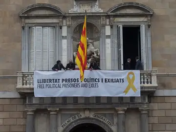 Fachada del Palau de la Generalitat con una pancarta pidiendo la libertad de los politicos presos Fachada del Palau de la Generalitat con una pancarta pidiendo la libertad de los politicos presos
