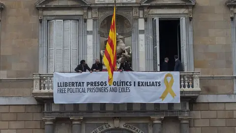 Fachada del Palau de la Generalitat con una pancarta pidiendo la libertad de los politicos presos Fachada del Palau de la Generalitat con una pancarta pidiendo la libertad de los politicos presos