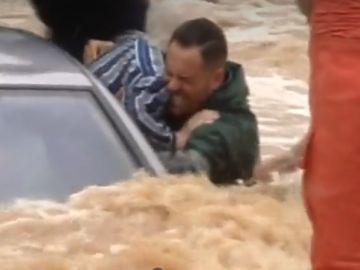 Rescate de tres ancianos en una riada en Valencia