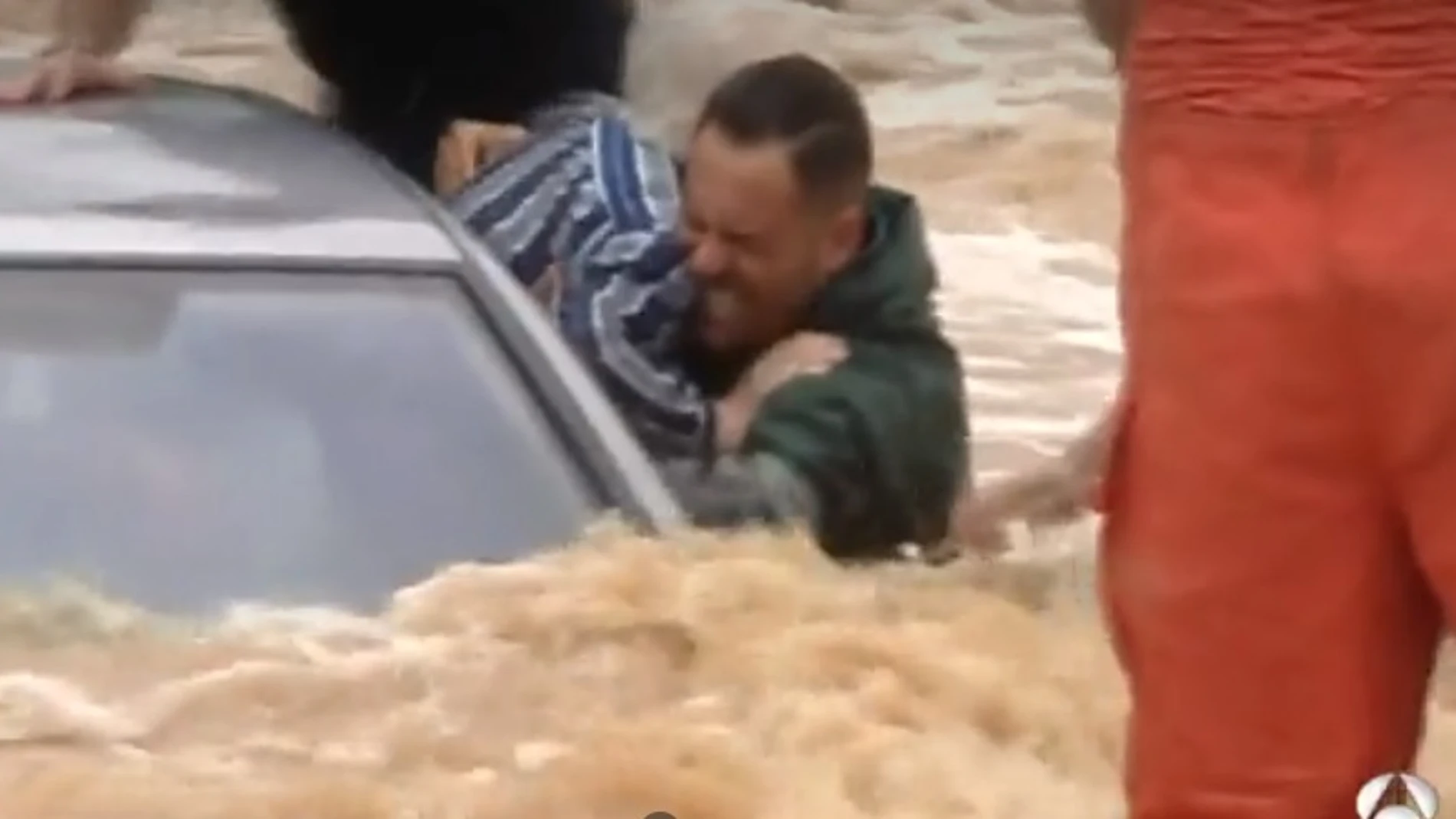 Rescate de tres ancianos en una riada en Valencia