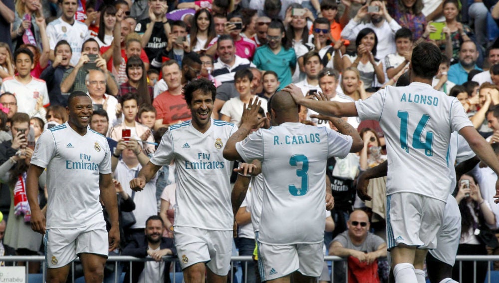 Raúl y Guti dan la victoria a las leyendas del Real Madrid ante las del