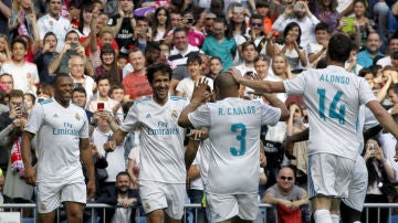 Raúl celebra un gol con las leyendas del Real Madrid
