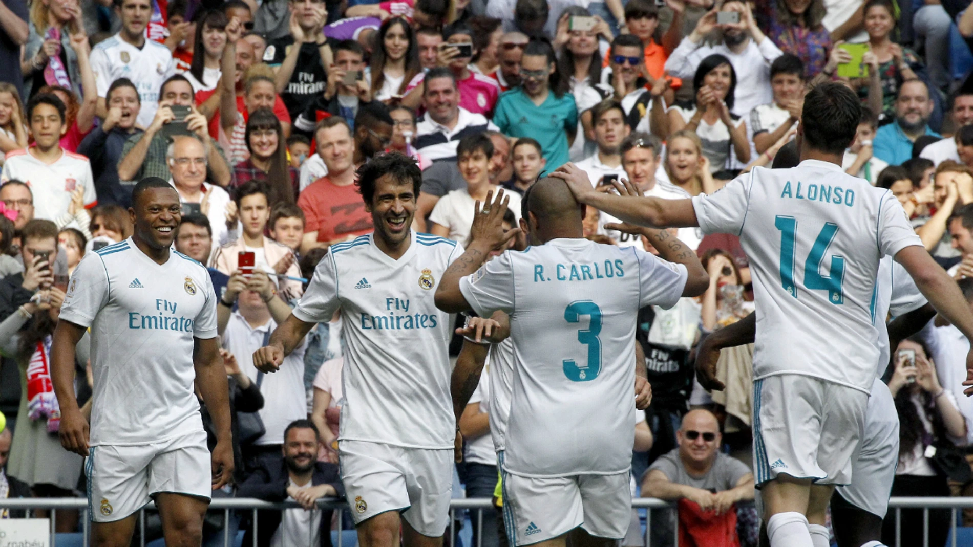 Raúl celebra un gol con las leyendas del Real Madrid Raúl celebra un gol con las leyendas del Real Madrid