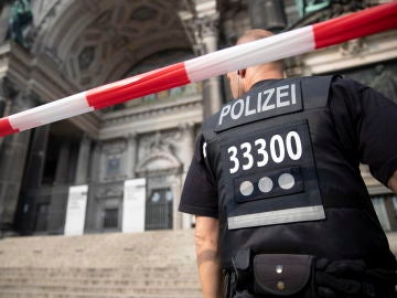 Un policía en la catedral de Berlín