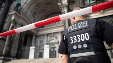 Un policía en la catedral de Berlín