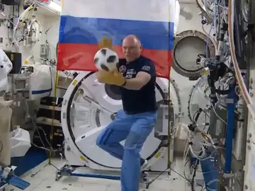 Uno de los astronautas, con el balón de Rusia Uno de los astronautas, con el balón de Rusia