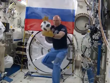 Uno de los astronautas, con el balón de Rusia Uno de los astronautas, con el balón de Rusia