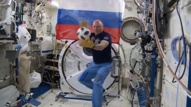 <p>El balón del Mundial 'aterriza' desde el espacio procedente de la nave Soyuz</p>