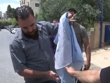 <p>Palestinos queman la bandera de Argentina ante la visita de la 'albiceleste' a Israel</p> <p>Palestinos queman la bandera de Argentina ante la visita de la 'albiceleste' a Israel</p>