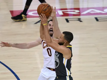 Curry lanza un triple ante la defensa de Kevin Love Curry lanza un triple ante la defensa de Kevin Love