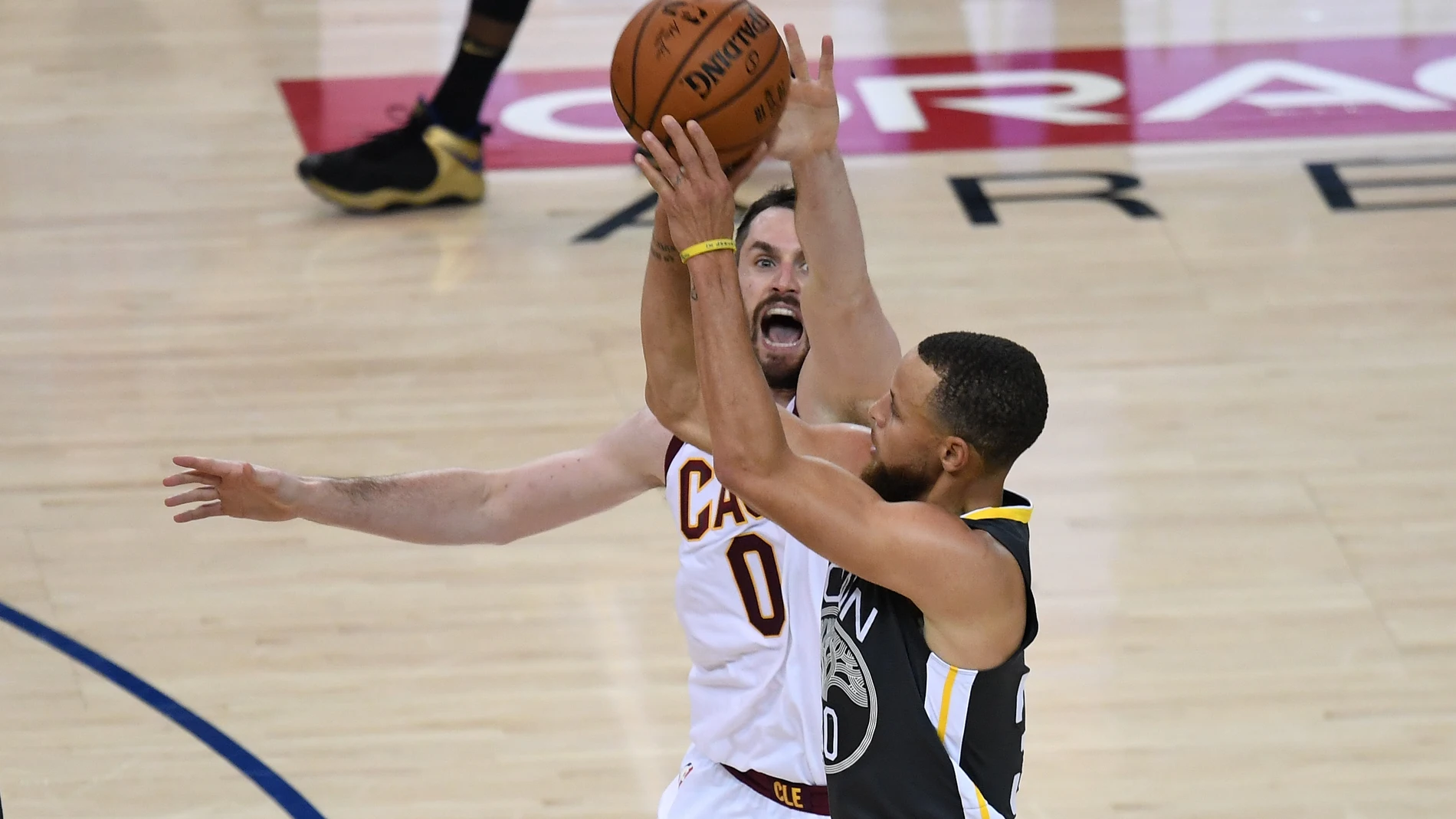 Curry lanza un triple ante la defensa de Kevin Love Curry lanza un triple ante la defensa de Kevin Love