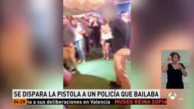 <p>El arma de un agente del FBI se le dispara mientras bailaba en un bar de Denver</p>