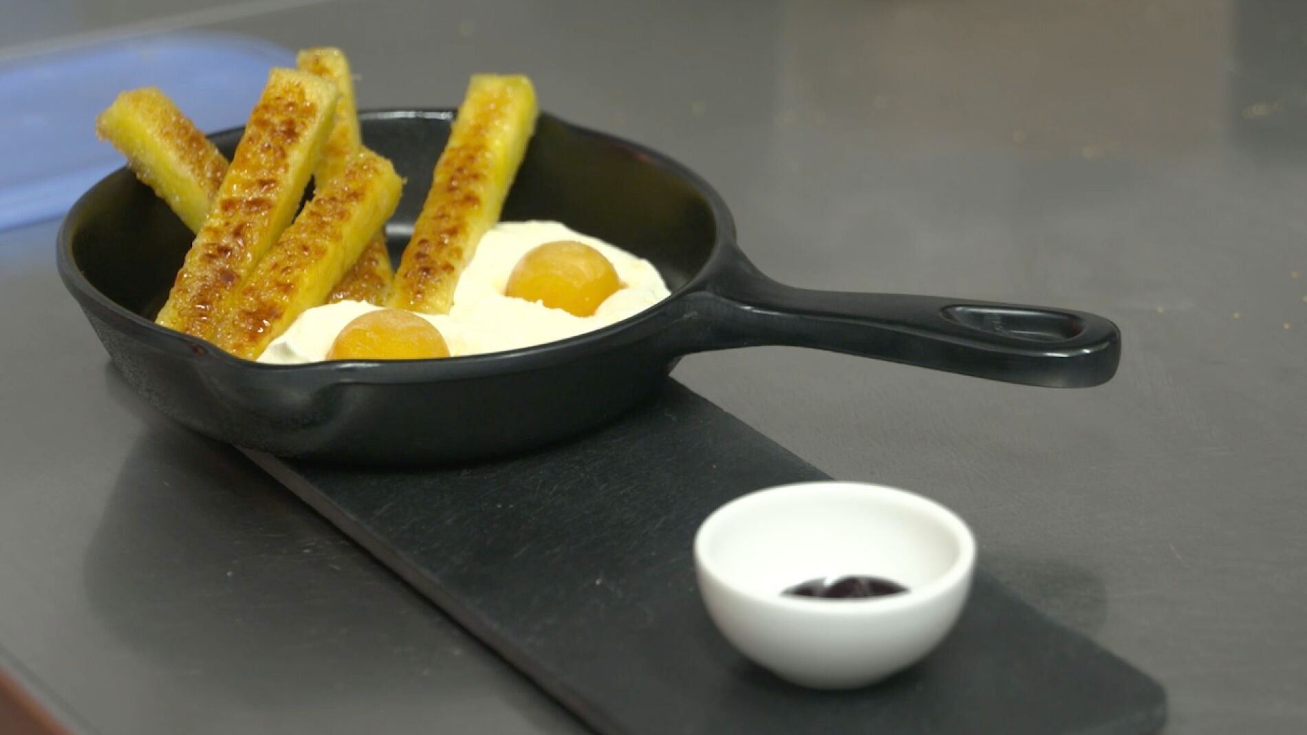 Estos huevos fritos con patatas son otra cosa...