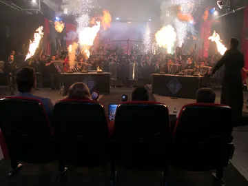 Una orquesta sinfónica completa toca en medio de un show de fuego y explosiones en 'El Hormiguero 3.0' Una orquesta sinfónica completa toca en medio de un show de fuego y explosiones en 'El Hormiguero 3.0'