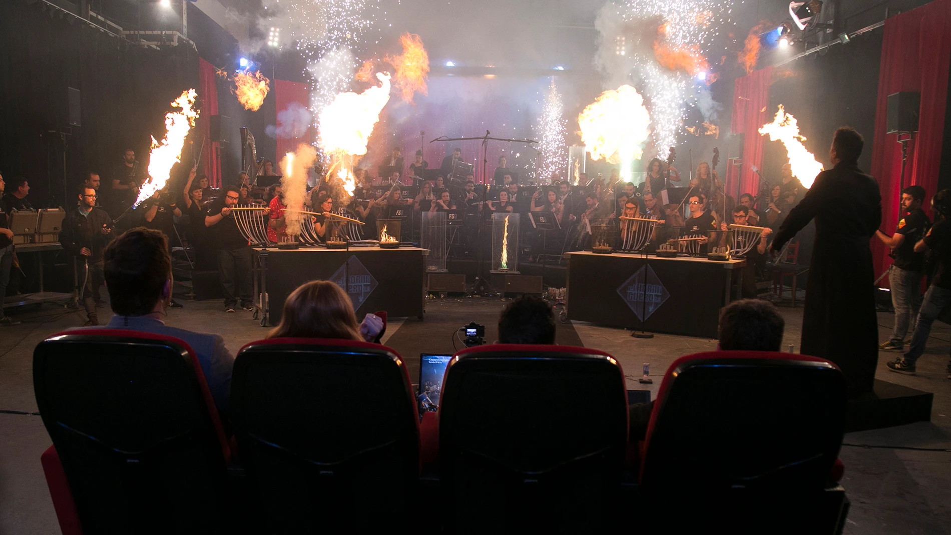 Una orquesta sinfónica completa toca en medio de un show de fuego y explosiones en 'El Hormiguero 3.0'