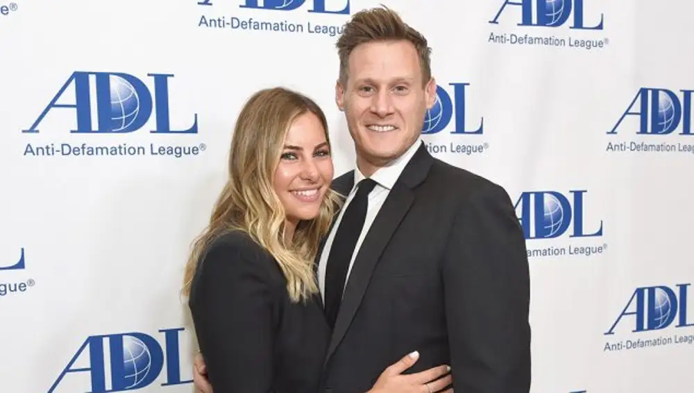 Tracey Kurland junto a Trevor Engelson Tracey Kurland junto a Trevor Engelson