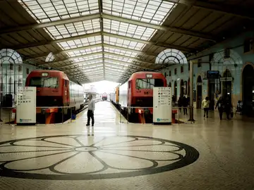 Imagen de archivo de varios trenes en Portugal Imagen de archivo de varios trenes en Portugal