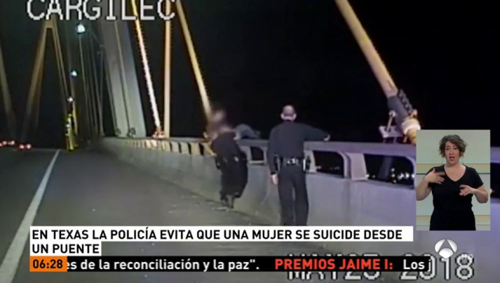 <p>La policía evita que una mujer se suicide desde un puente en Texas (EEUU)</p>
