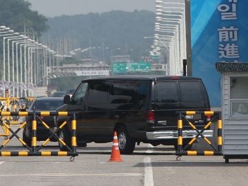 Vehiculos que transportan a la delegación de Estados Unidos cruzan la frontera en Paju, Corea del Sur el 4 de junio