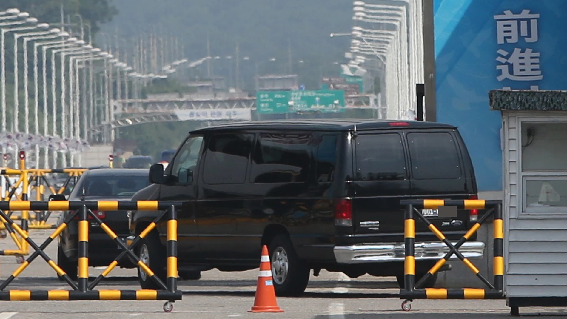 Vehiculos que transportan a la delegación de Estados Unidos cruzan la frontera en Paju, Corea del Sur el 4 de junio Vehiculos que transportan a la delegación de Estados Unidos cruzan la frontera en Paju, Corea del Sur el 4 de junio
