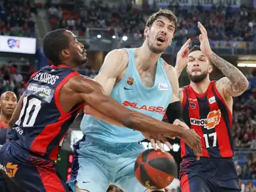 Ante Tomic, marcado por Vincent Poirier y Rodrigue Beaubois Ante Tomic, marcado por Vincent Poirier y Rodrigue Beaubois