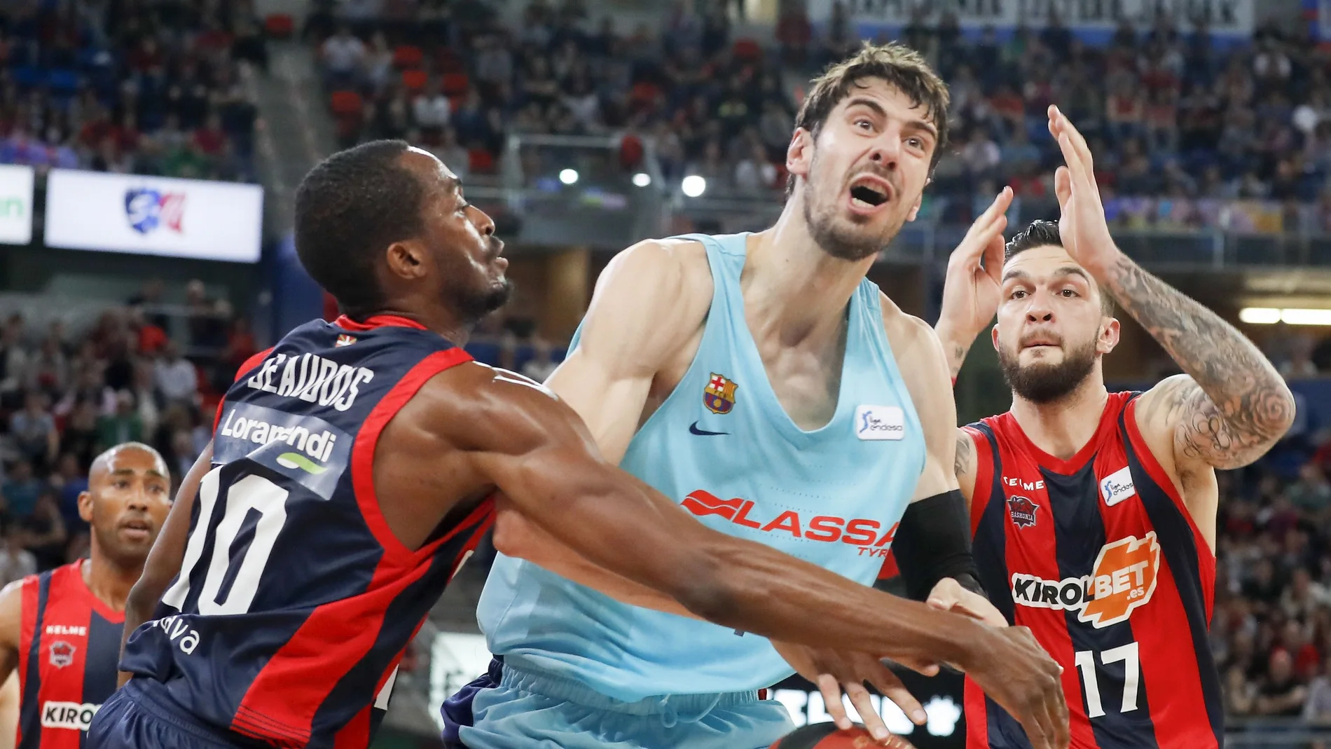 Ante Tomic, marcado por Vincent Poirier y Rodrigue Beaubois Ante Tomic, marcado por Vincent Poirier y Rodrigue Beaubois
