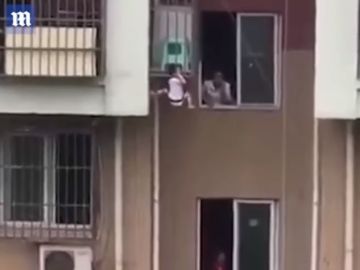 Niño atrapado en su piso en China