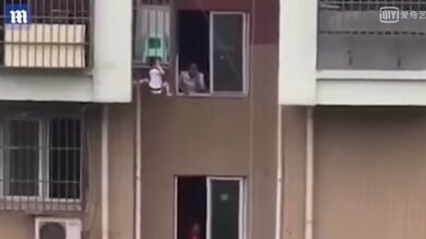 <p>Un niño se queda atrapado por la cabeza entre unos barrotes y colgando desde un tercer piso</p>