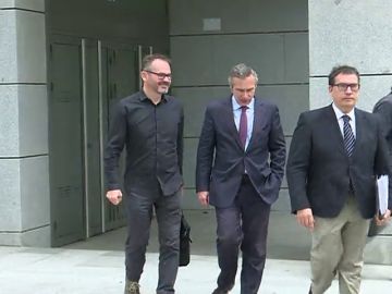 <p>Los acompañantes de Puigdemont dicen al juez que se iba a entregar en Bélgica</p>