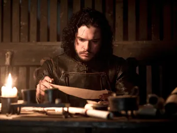 Jon Snow leyendo el guion del final de 'Juego de Tronos' antes de que explote Jon Snow leyendo el guion del final de 'Juego de Tronos' antes de que explote