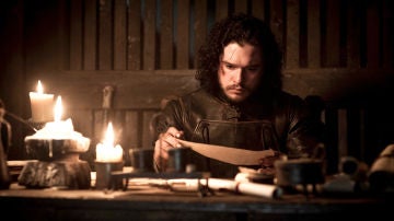Jon Snow leyendo el guion del final de 'Juego de Tronos' antes de que explote