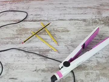 <p>¿No te salen bien los rizos con las planchas? Este truco con un lápiz no falla</p> <p>¿No te salen bien los rizos con las planchas? Este truco con un lápiz no falla</p>
