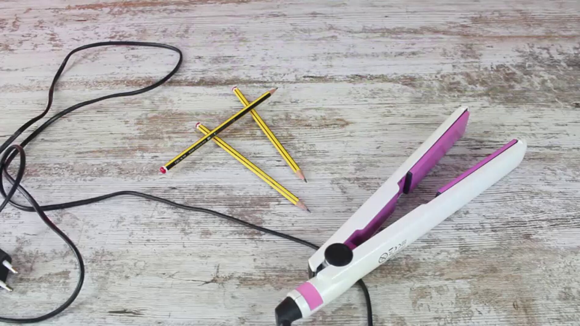 <p>¿No te salen bien los rizos con las planchas? Este truco con un lápiz no falla</p>