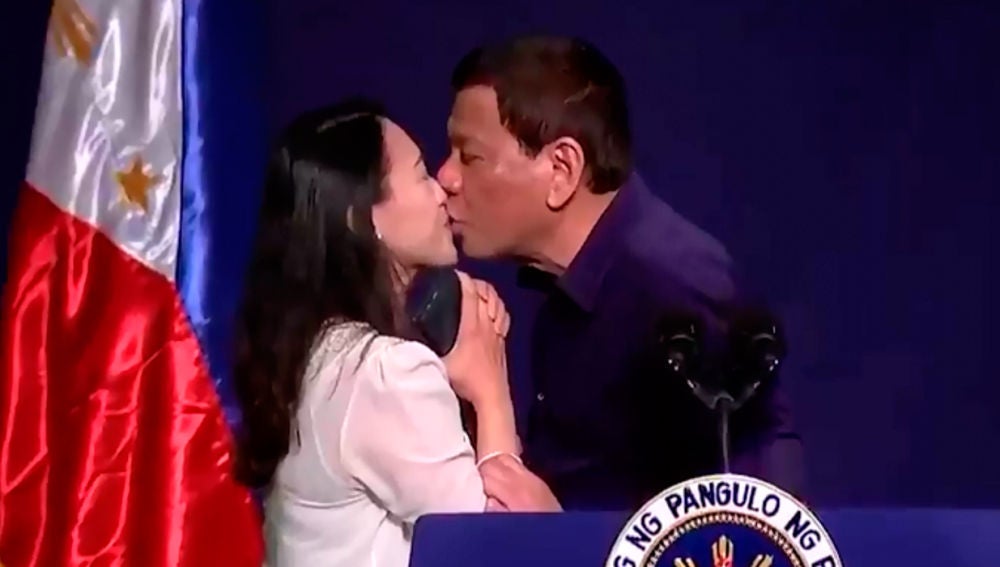 Rodrigo Duterte besando a una mujer
