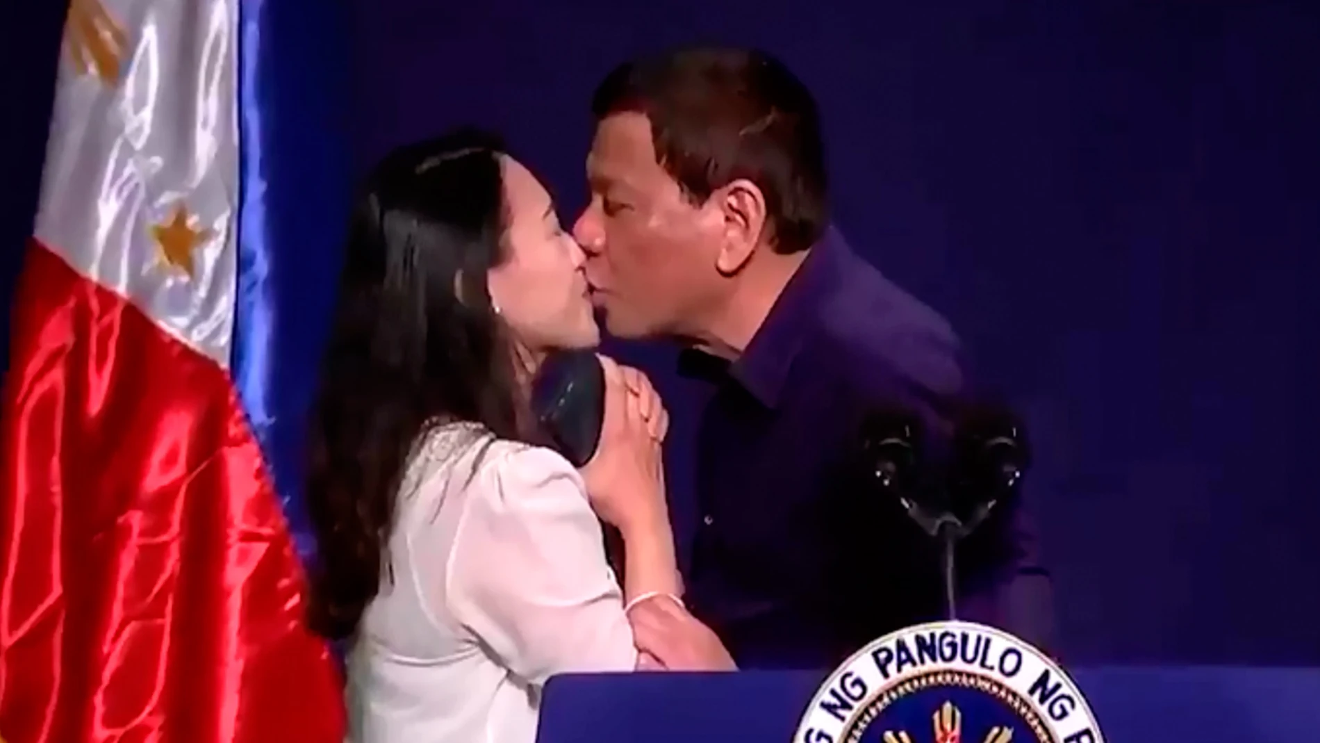 Rodrigo Duterte besando a una mujer Rodrigo Duterte besando a una mujer