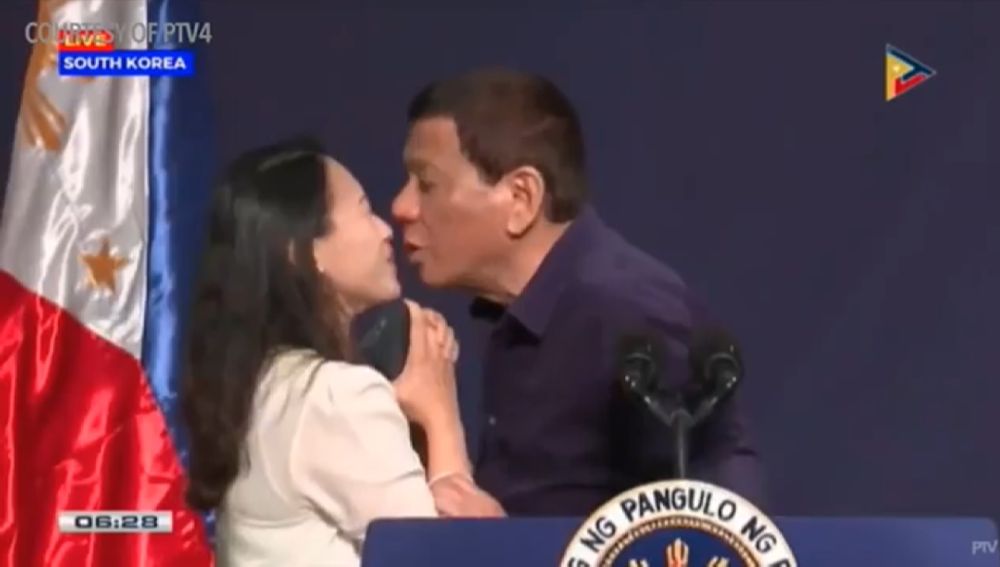 El beso forzado de Duterte a una mujer