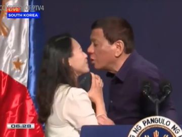 El beso forzado de Duterte a una mujer