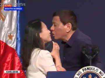 El beso forzado de Duterte a una mujer El beso forzado de Duterte a una mujer