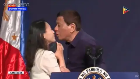 El beso forzado de Duterte a una mujer El beso forzado de Duterte a una mujer