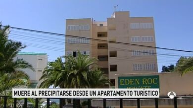 <p>Muere un turista irlandés tras precipitarse de unos apartamentos turísticos en Magaluf</p>