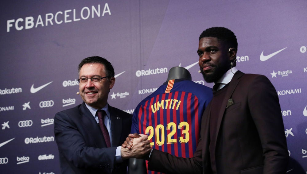 Bartomeu y Umtiti se dan la mano en el acto de renovación del francés