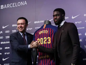 Bartomeu y Umtiti se dan la mano en el acto de renovación del francés Bartomeu y Umtiti se dan la mano en el acto de renovación del francés