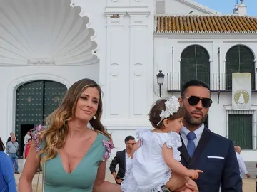 El bautizo de la hija de Elisabeth Reyes y Sergio Sánchez en El Rocío El bautizo de la hija de Elisabeth Reyes y Sergio Sánchez en El Rocío