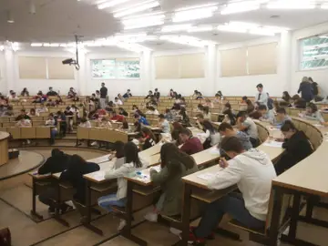 Alumnos realizando exámenes Alumnos realizando exámenes